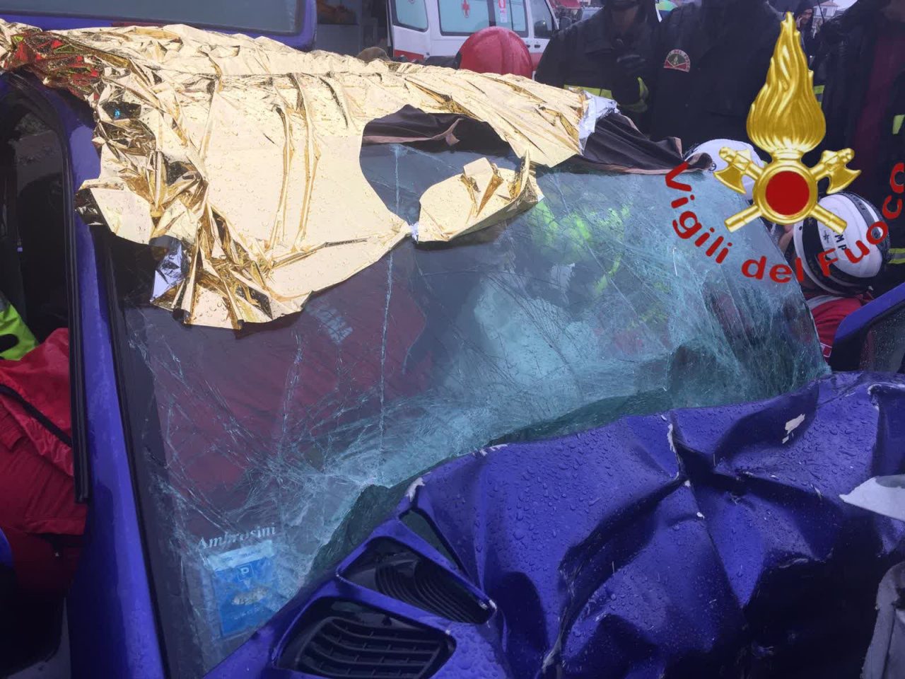 Spaventoso scontro tra auto e furgone sulla Statale Regina FOTO