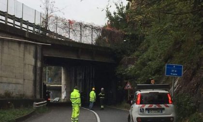 Calcinacci caduti dal ponte in via Brogeda: strada bloccata e traffico in tilt