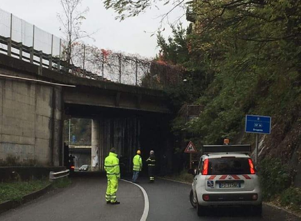 Calcinacci caduti dal ponte in via Brogeda: strada bloccata e traffico in tilt