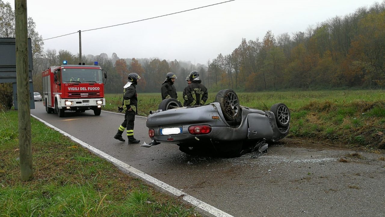 Ribaltamento a Casnate: danneggiato palo dell’elettricità FOTO