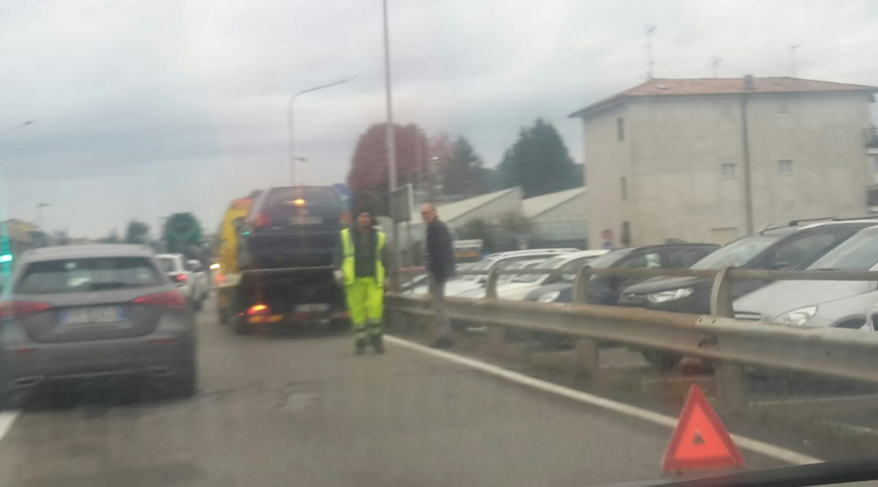 Auto in fiamme, incendio a Tavernerio