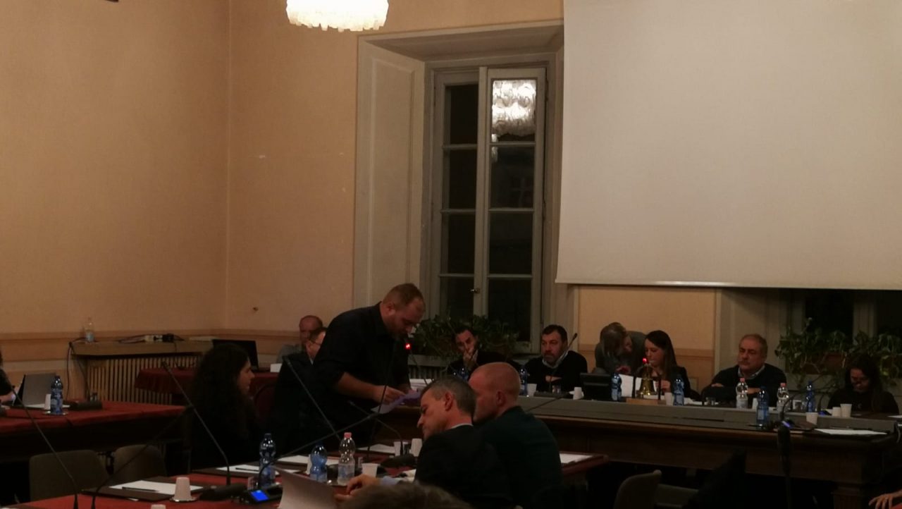 Ancora cambi di partito in Consiglio comunale a Como: due passaggi in Fratelli d’Italia