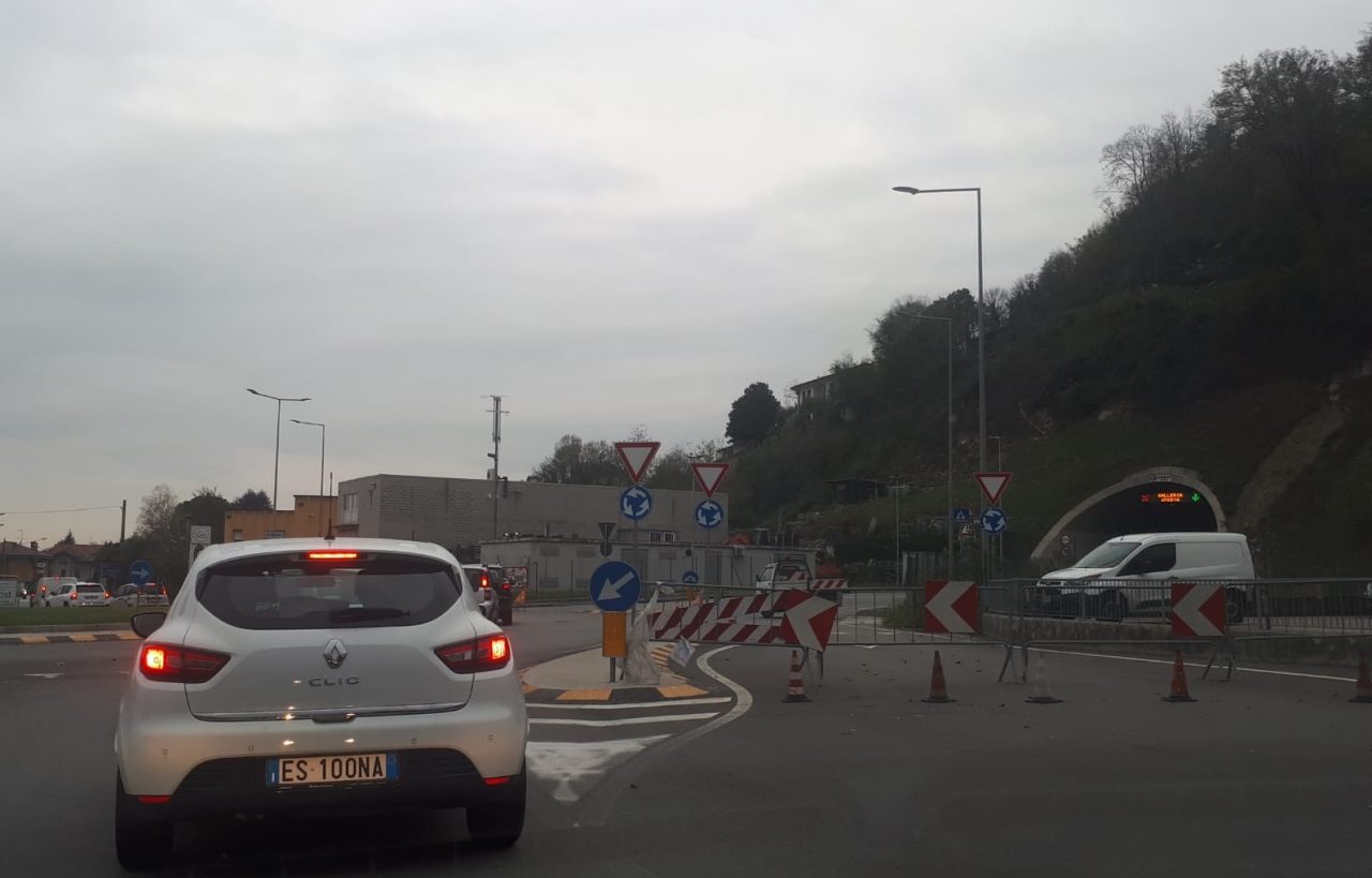 Tunnel Pusiano chiuso per lavori: caos traffico