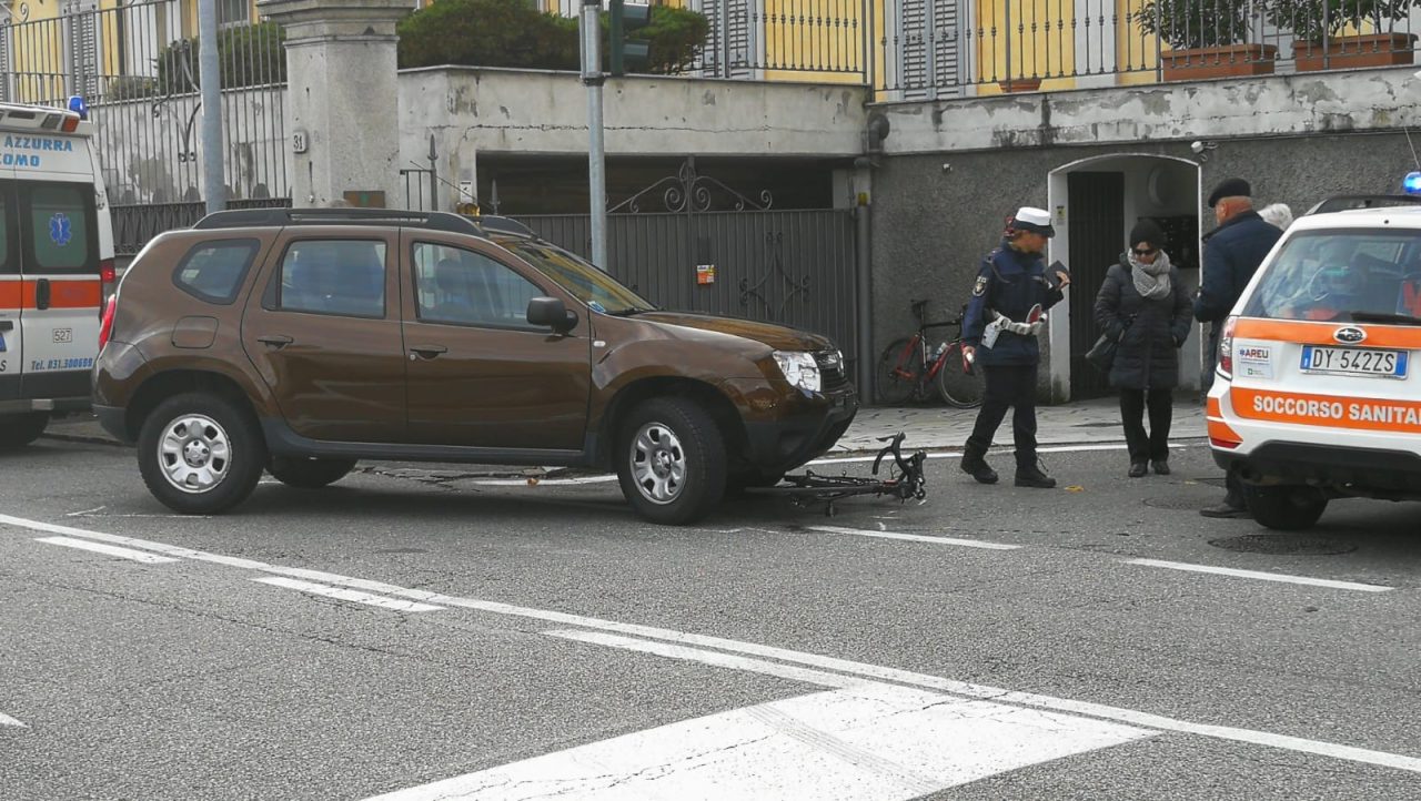 Ciclista investita in via per Cernobbio FOTO