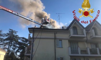 Incendio a Inverigo: in fiamme un tetto FOTO