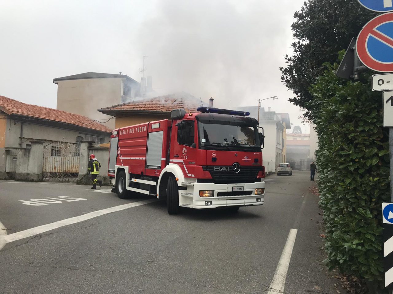 Carrozzeria Cantù in fiamme FOTO e VIDEO