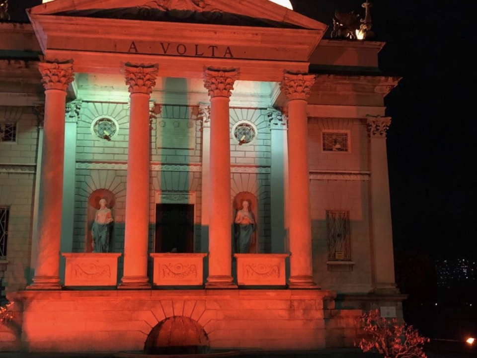 Giornata contro la violenza sulle donne: a Como Tempio Voltiano illuminato