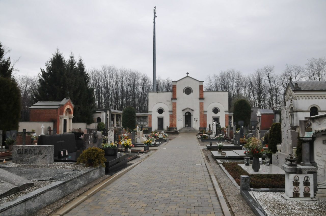 Coronavirus, il sindaco invita a chiudere i negozi (e blinda il cimitero)