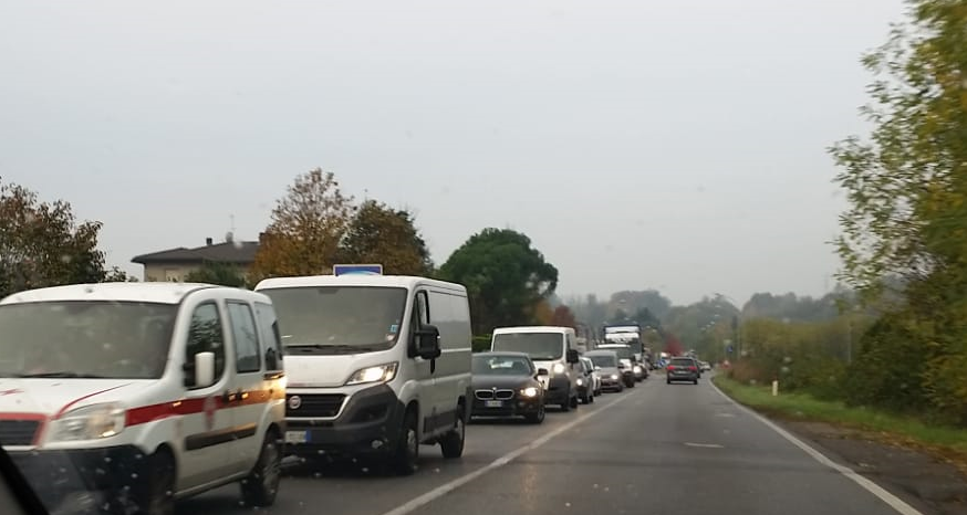 Camion in panne blocca il traffico sulla Novedratese