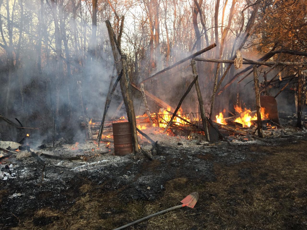 Capanno distrutto da un incendio FOTO e VIDEO