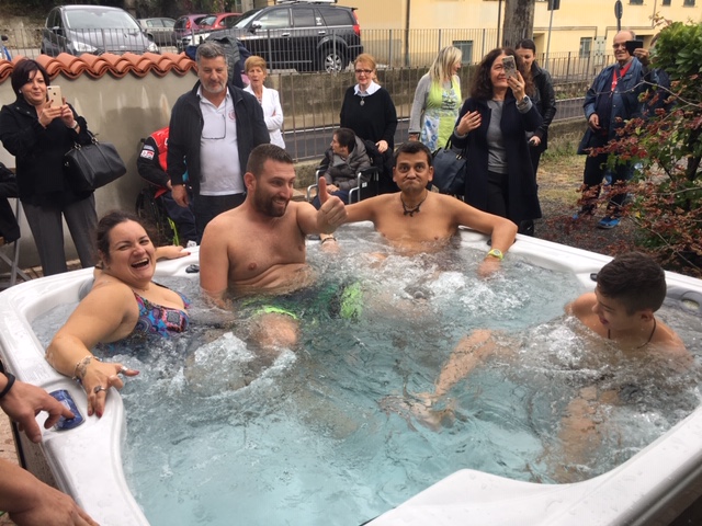 Una piscina per “L’Alveare” con il campione Vanni Oddera VIDEO
