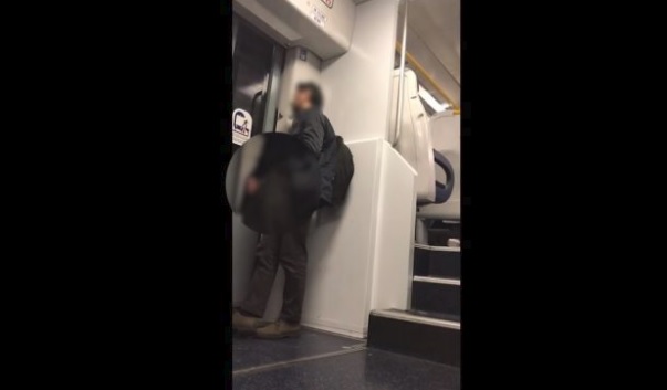 Maniaco si tocca davanti a una studentessa in treno
