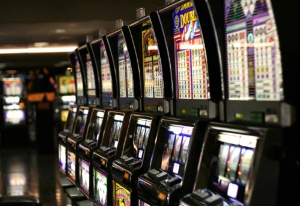 Chiusa una sala slot a Merone: il titolare della licenza per il gioco non era mai presente