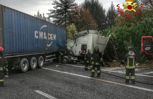 Mezzo pesante si schianta in Valassina – STRADA CHIUSA E TRAFFICO IN TILT