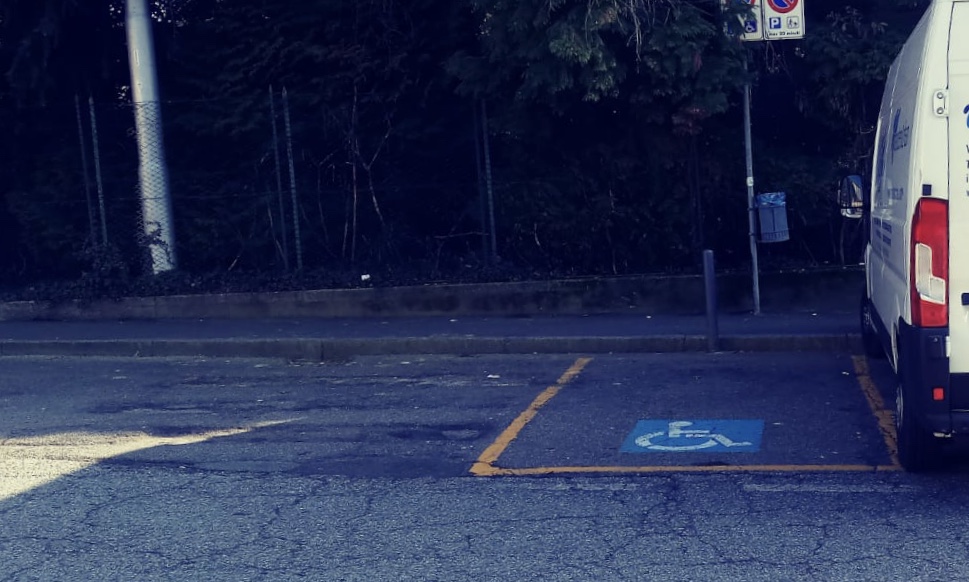 Posteggio disabili bloccato, protesta in via Milano