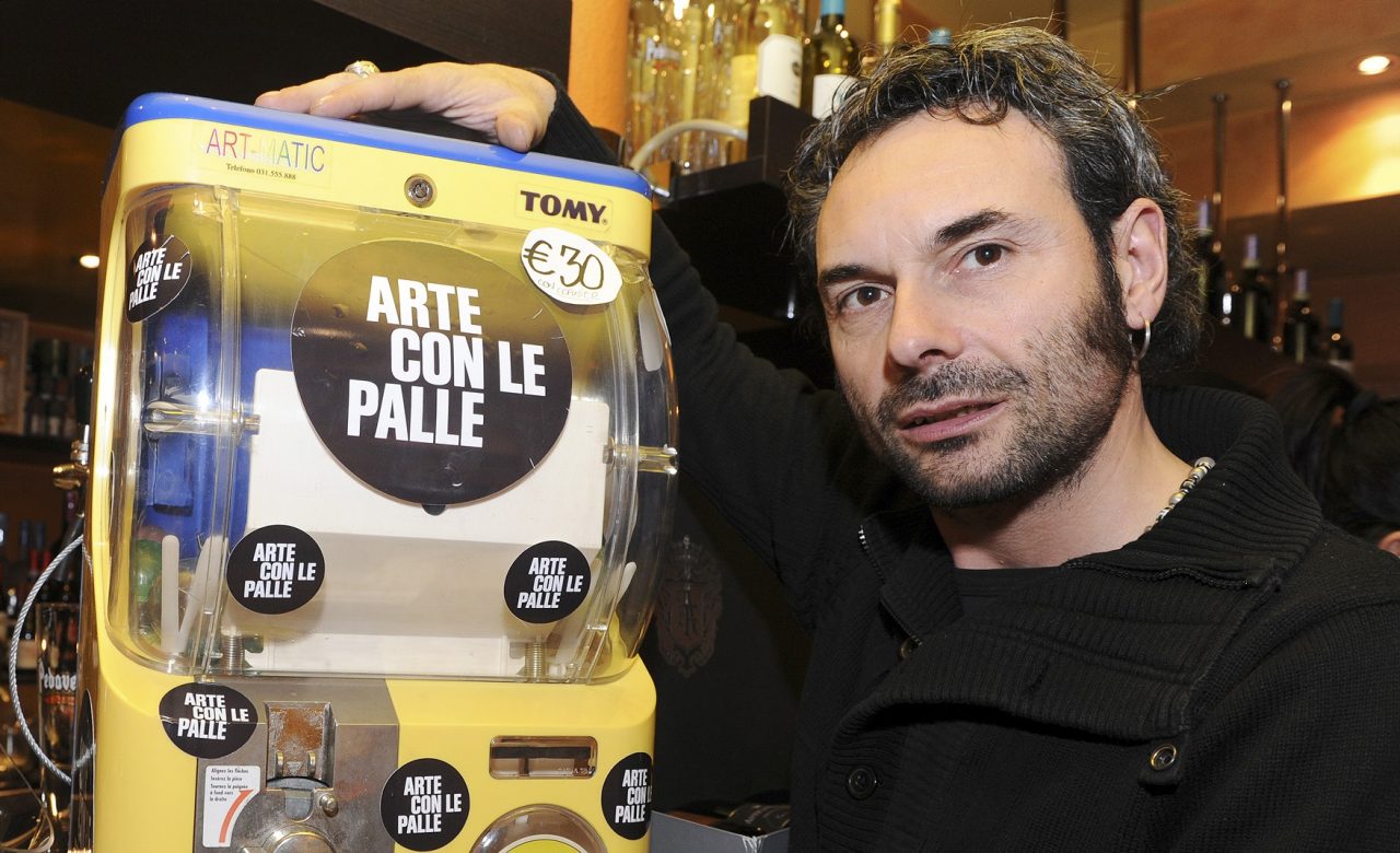 Distributore automatico di opere d’arte: ecco come sostenere la Fondazione Scalabrini