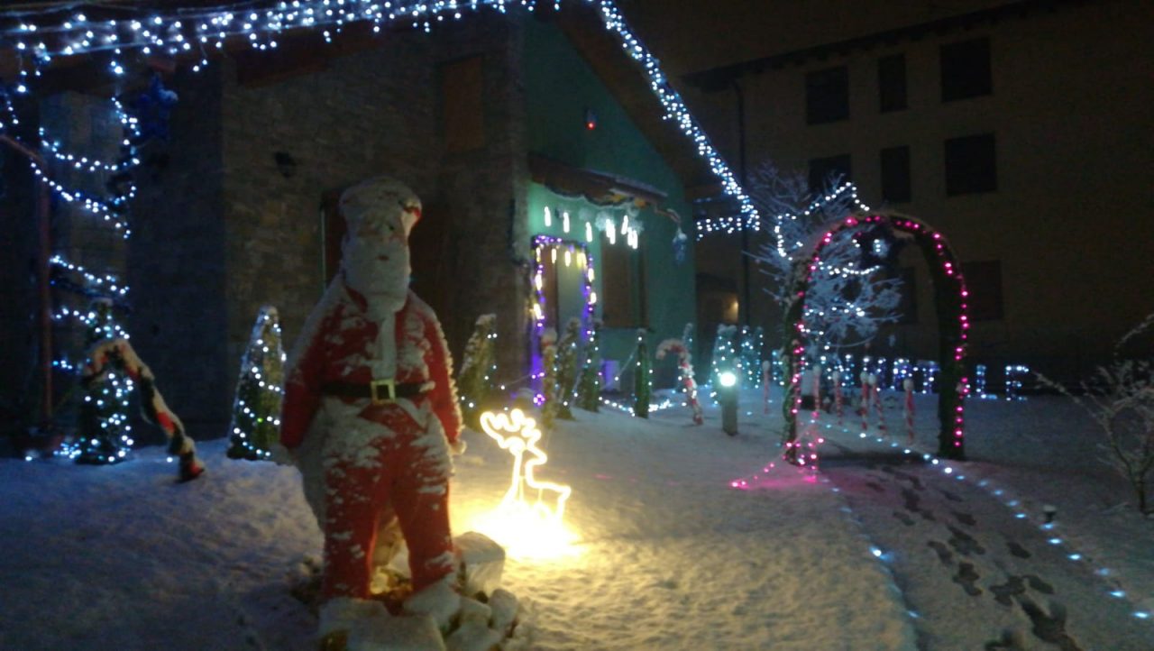 Casa illuminata per Natale, atmosfera magica a Somaino FOTO e VIDEO