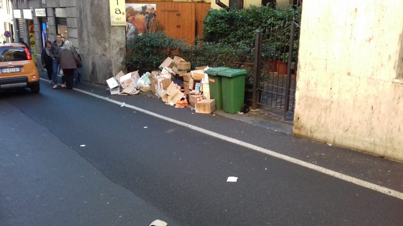 Spazzatura Cantù la protesta dei commercianti LE FOTO