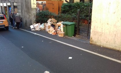 Spazzatura Cantù la protesta dei commercianti LE FOTO