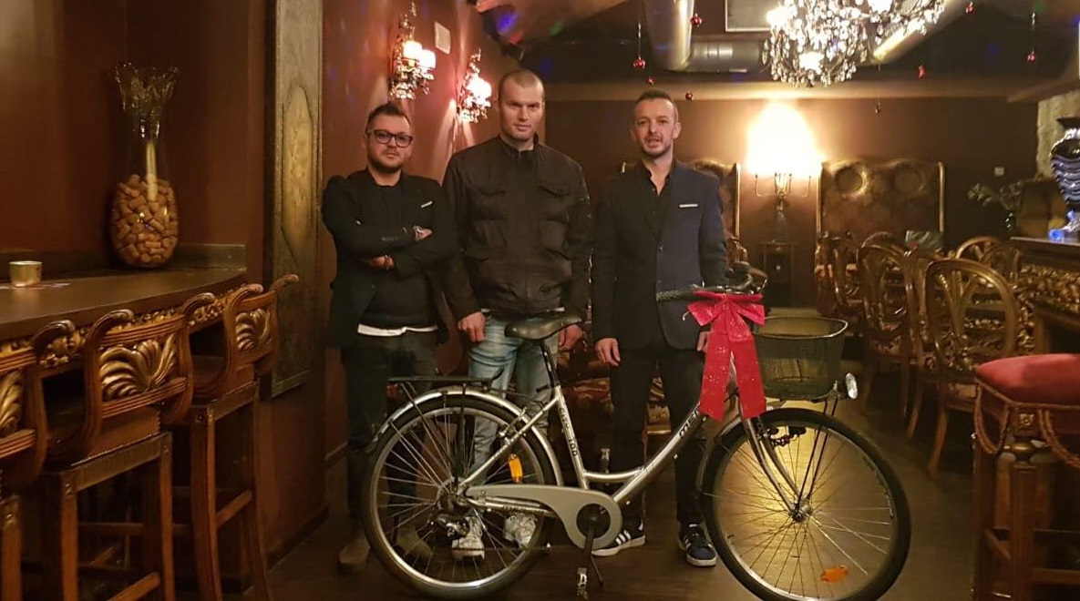 Gli rubano la bicicletta per andare a lavorare: due baristi gliela regalano nuova