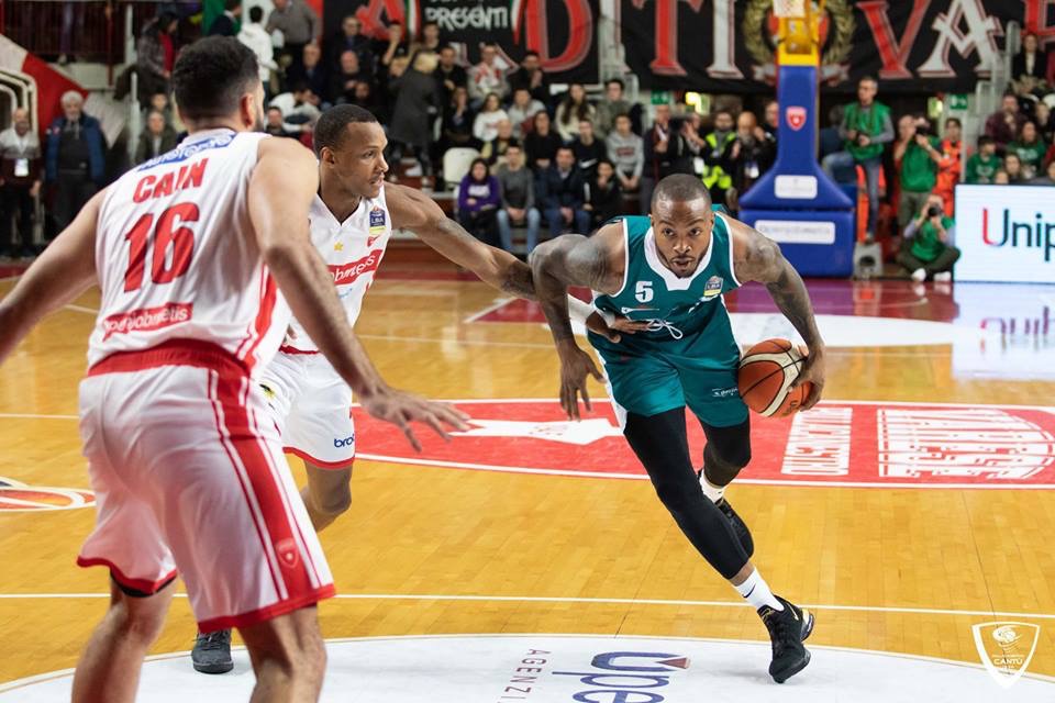 Pallacanestro Cantù Natale amaro: sconfitta anche contro Varese
