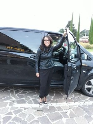 L’autista dei vip con tailleur e dècolletè STORIE SOTTO L’ALBERO