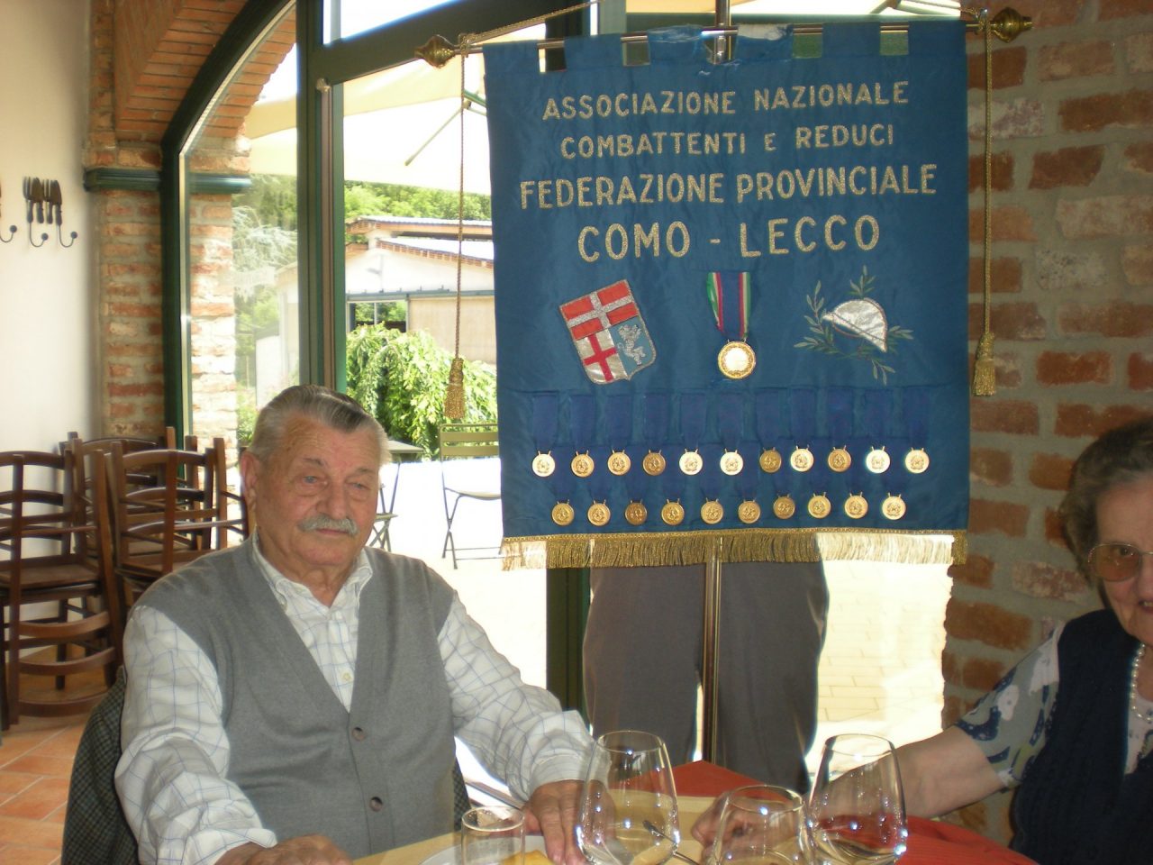 Mette l’adesivo sulla casa: “Qui abita un antifascista” STORIE SOTTO L’ALBERO