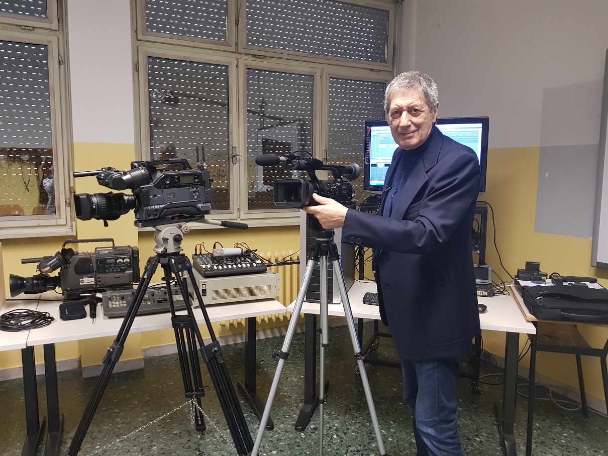 Inviato Rai dona le sue attrezzature alla scuola STORIE SOTTO L’ALBERO