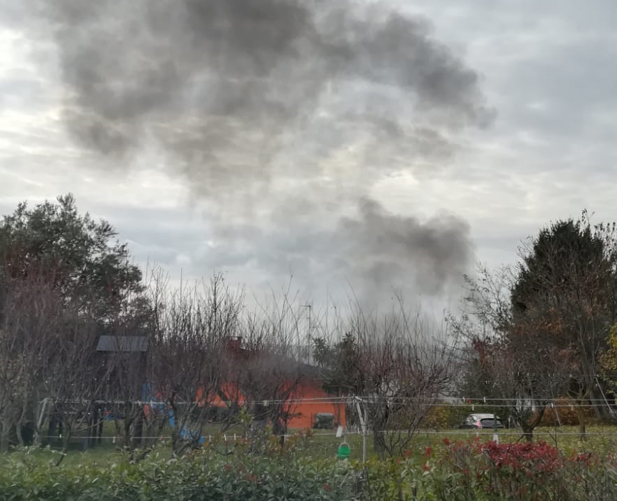 Fiamme a Grandate, si alza una colonna di fumo