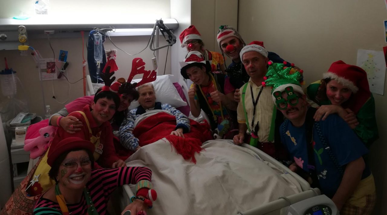Natale in corsia al Sant’Anna: pagliacci in Pediatria e Geriatria