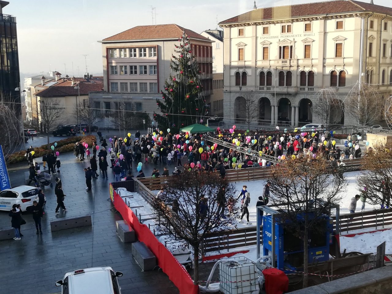 Eventi Natale il lancio dei palloncini in piazza a Cantù VIDEO