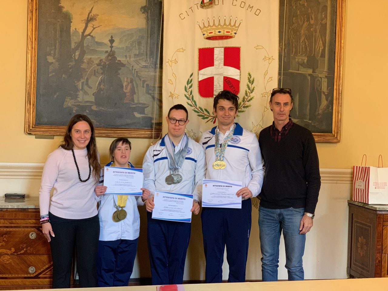 Attestati ai campioni di nuoto comaschi della Osha Asp FOTO
