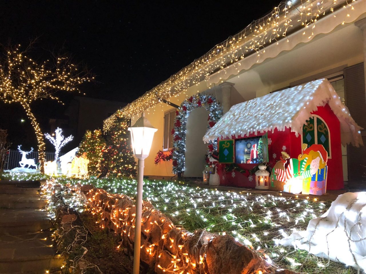 Natale a suon di luci: tutti in fila per ammirare la spettacolare casa di Albiolo FOTO  e VIDEO