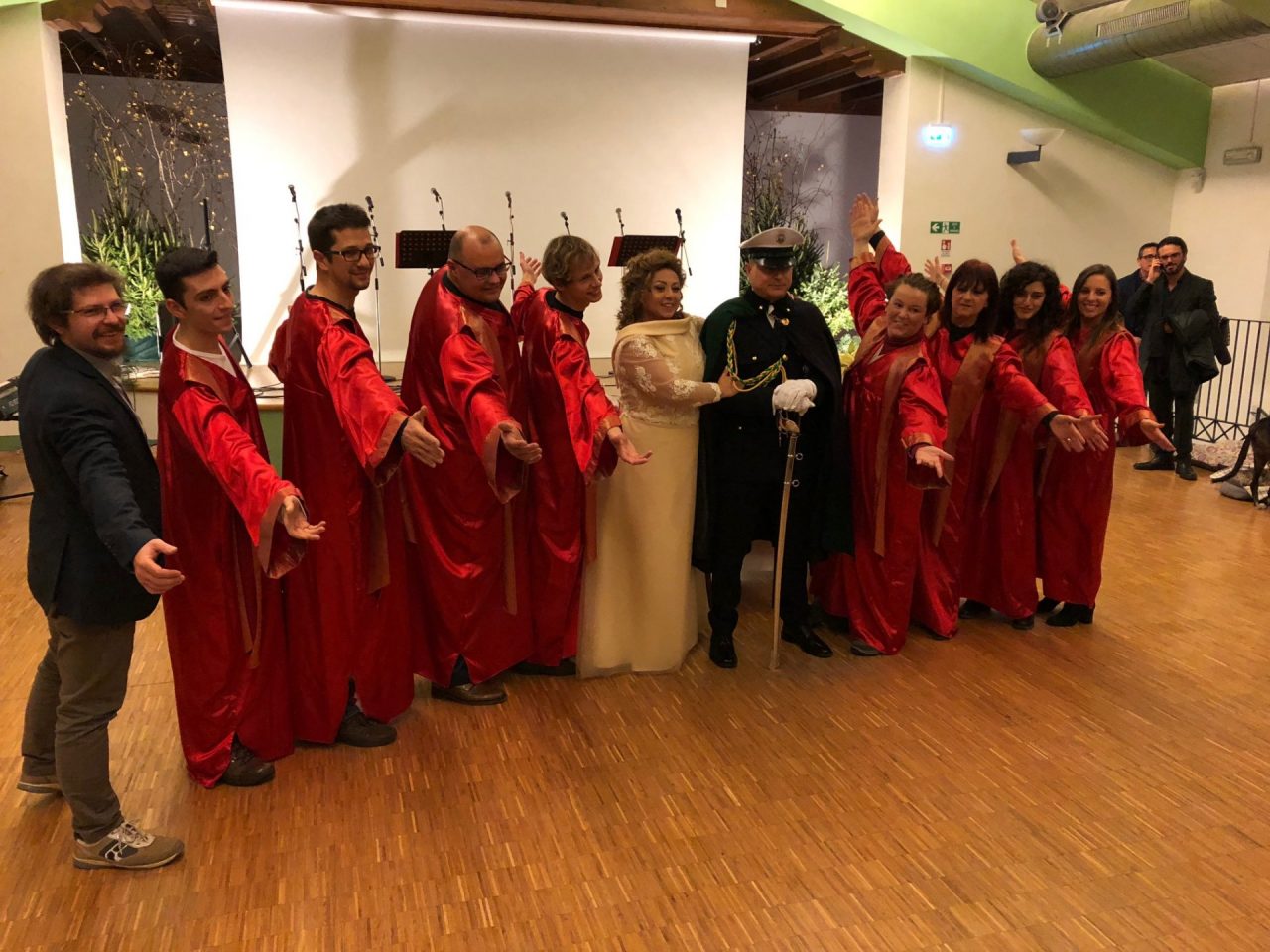 Matrimonio da favola: alta uniforme, picchetto d’onore e coro gospel FOTO e VIDEO