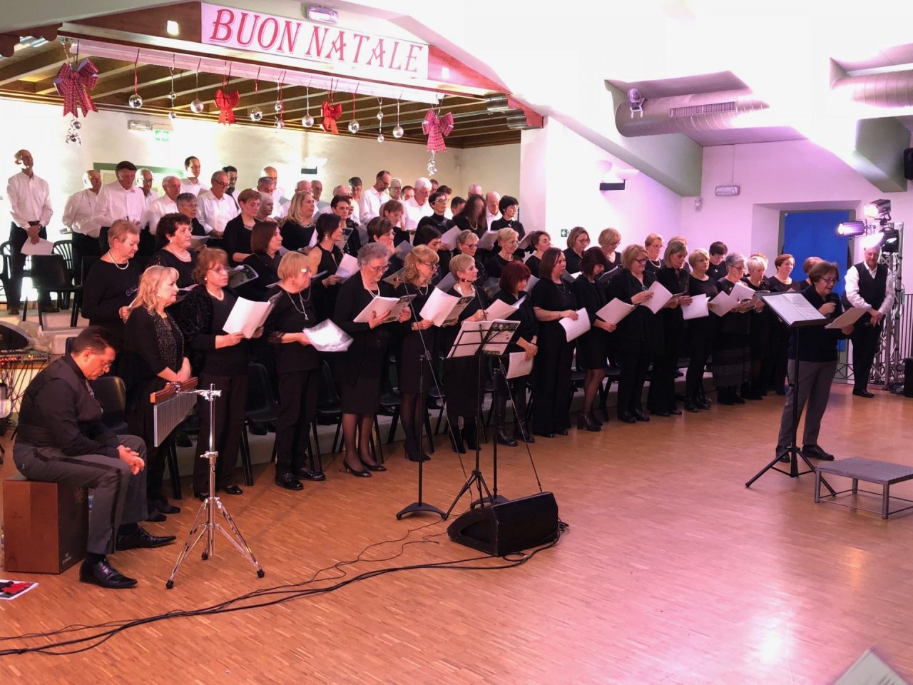 Concerto di Natale da tutto esaurito, standing ovation per il coro della parrocchia FOTO e VIDEO