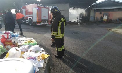 Incendio a Senna Comasco: i cittadini portano cibo ai Vigili del fuoco