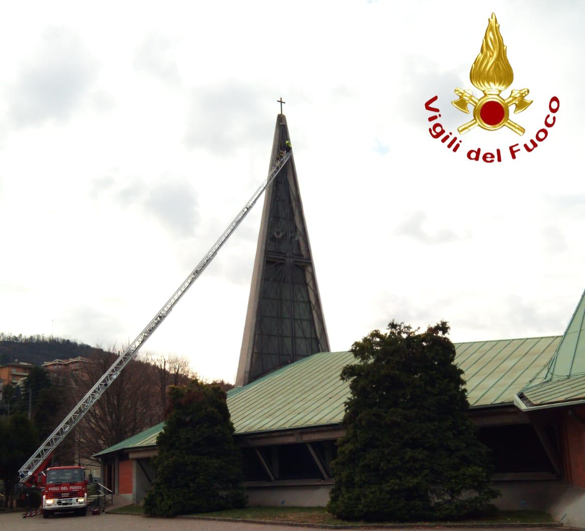 Ecco la stella di Natale sulla chiesa San Giuseppe FOTO