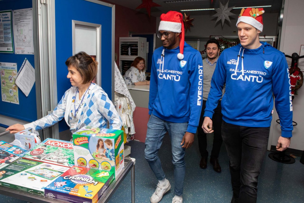 Pallacanestro Cantù un sorriso per i bambini all’ospedale FOTO