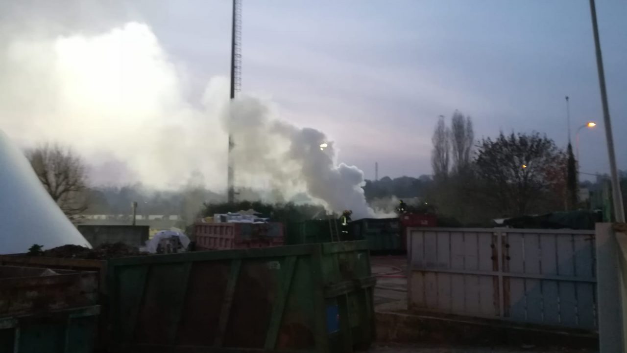 Incendio alla discarica di Carugo FOTO e VIDEO