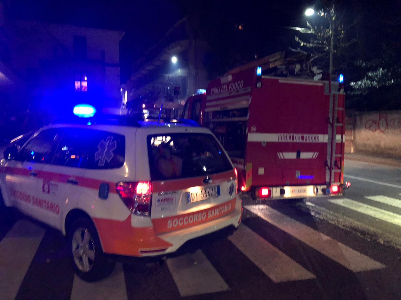 Malore in casa ma l’appartamento è chiuso, arrivano anche i Vigili del fuoco VIDEO