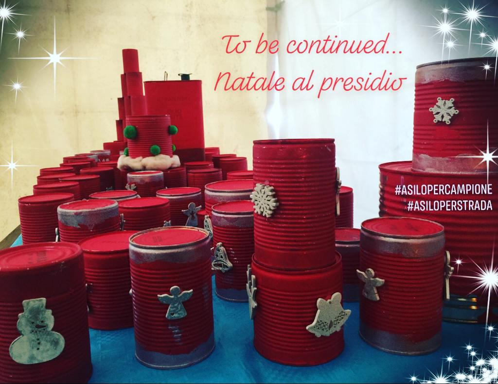Un albero di Natale con gli addobbi fatti dai bambini a Campione d’Italia FOTO