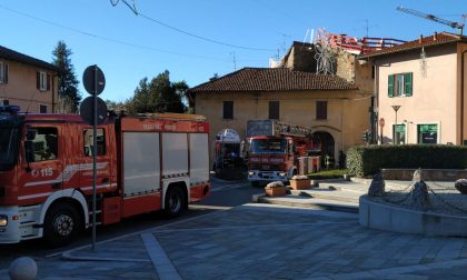 Ponteggio pericolante a Montorfano, intervengono i Vigili del fuoco