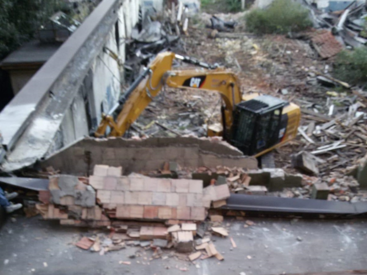 Degrado all’ex stamperia artigiana: al via la demolizione FOTO