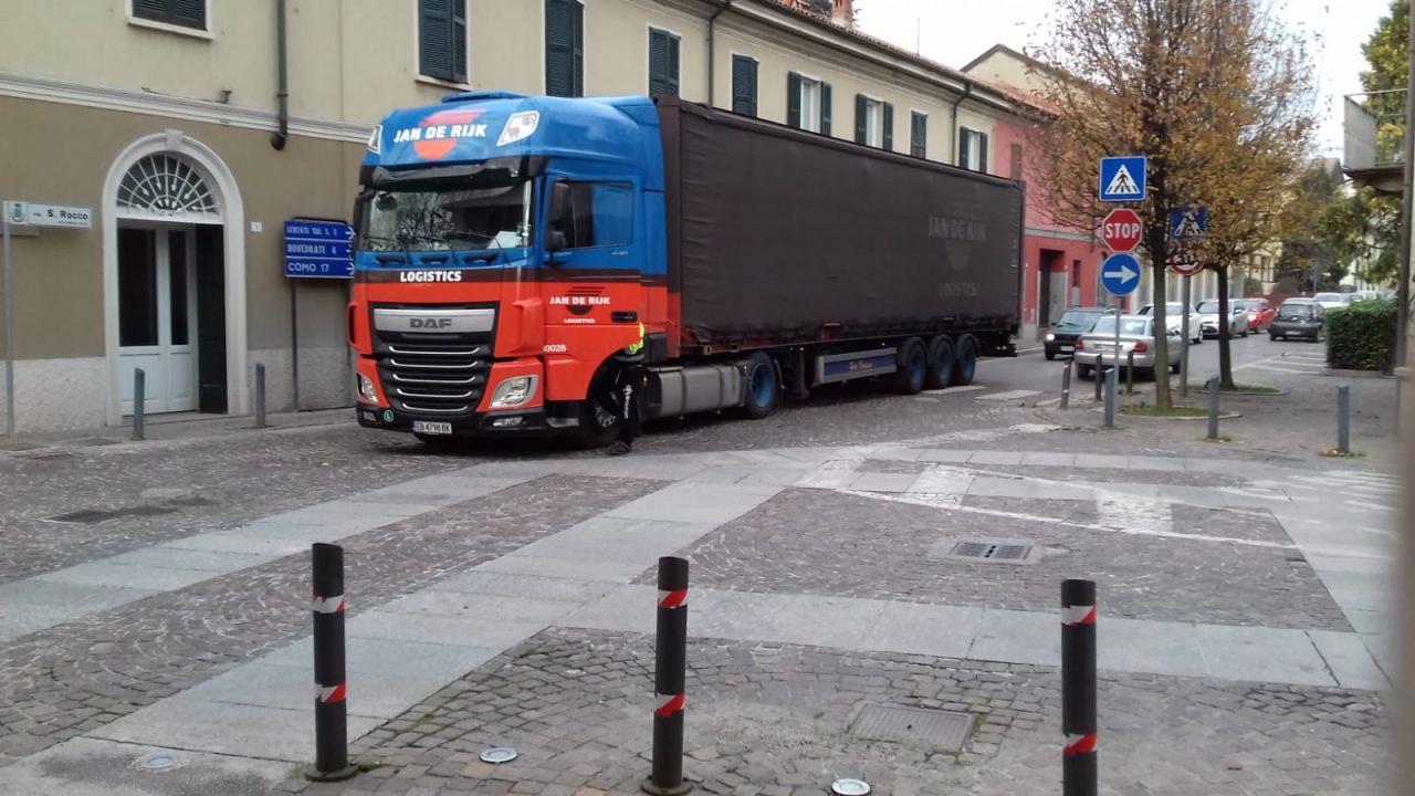 Camion bloccato a Mariano manda il traffico in tilt FOTO