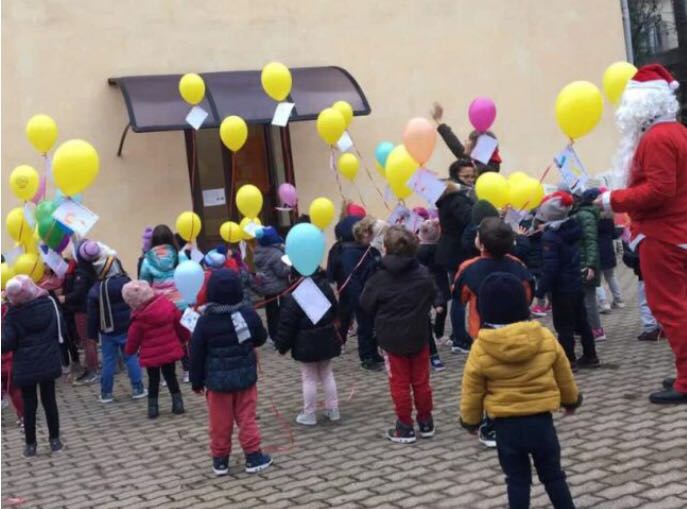 Palloncini natalizi volano da Vercelli a Erba