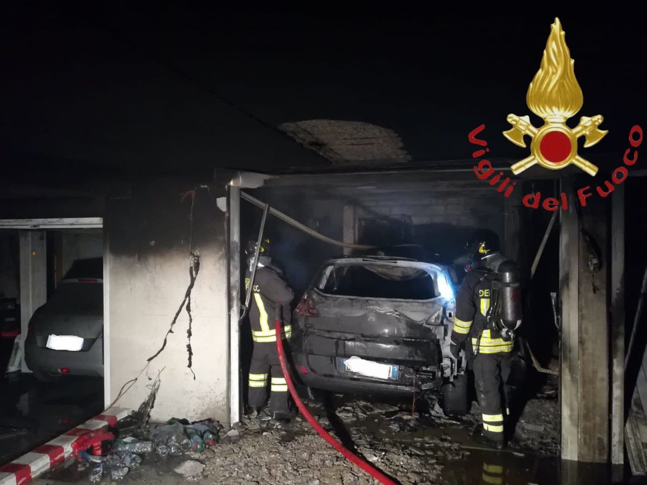 Auto in fiamme in un garage di Camnago Volta FOTO
