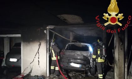 Auto in fiamme in un garage di Camnago Volta FOTO