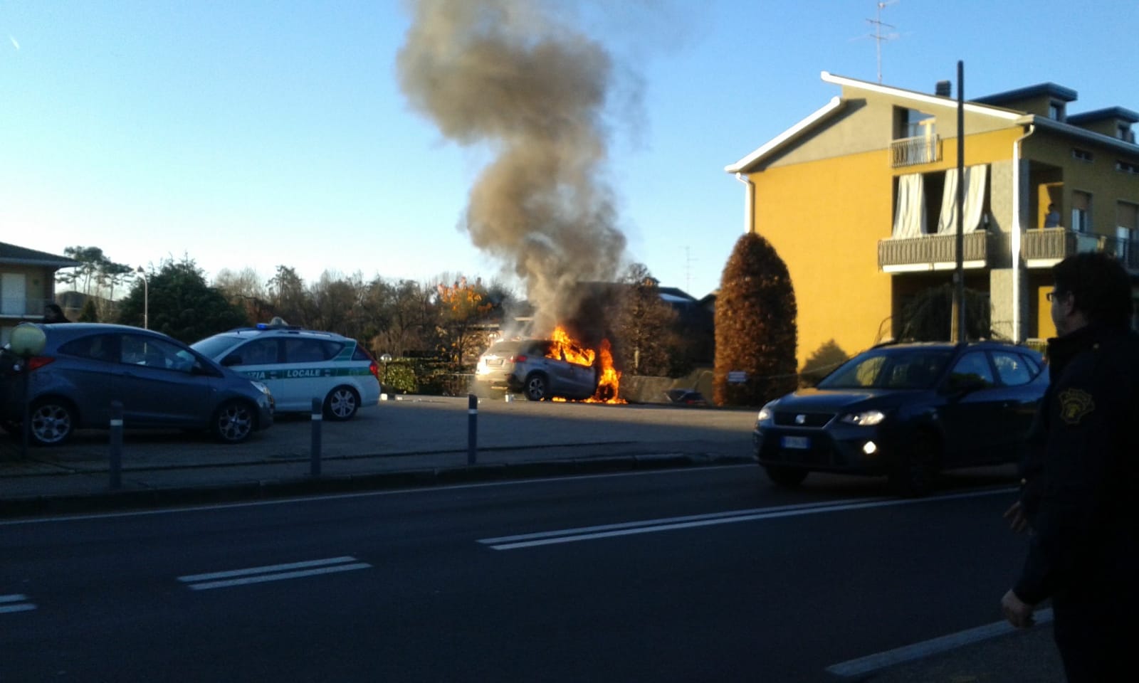 Auto in fiamme a Veniano