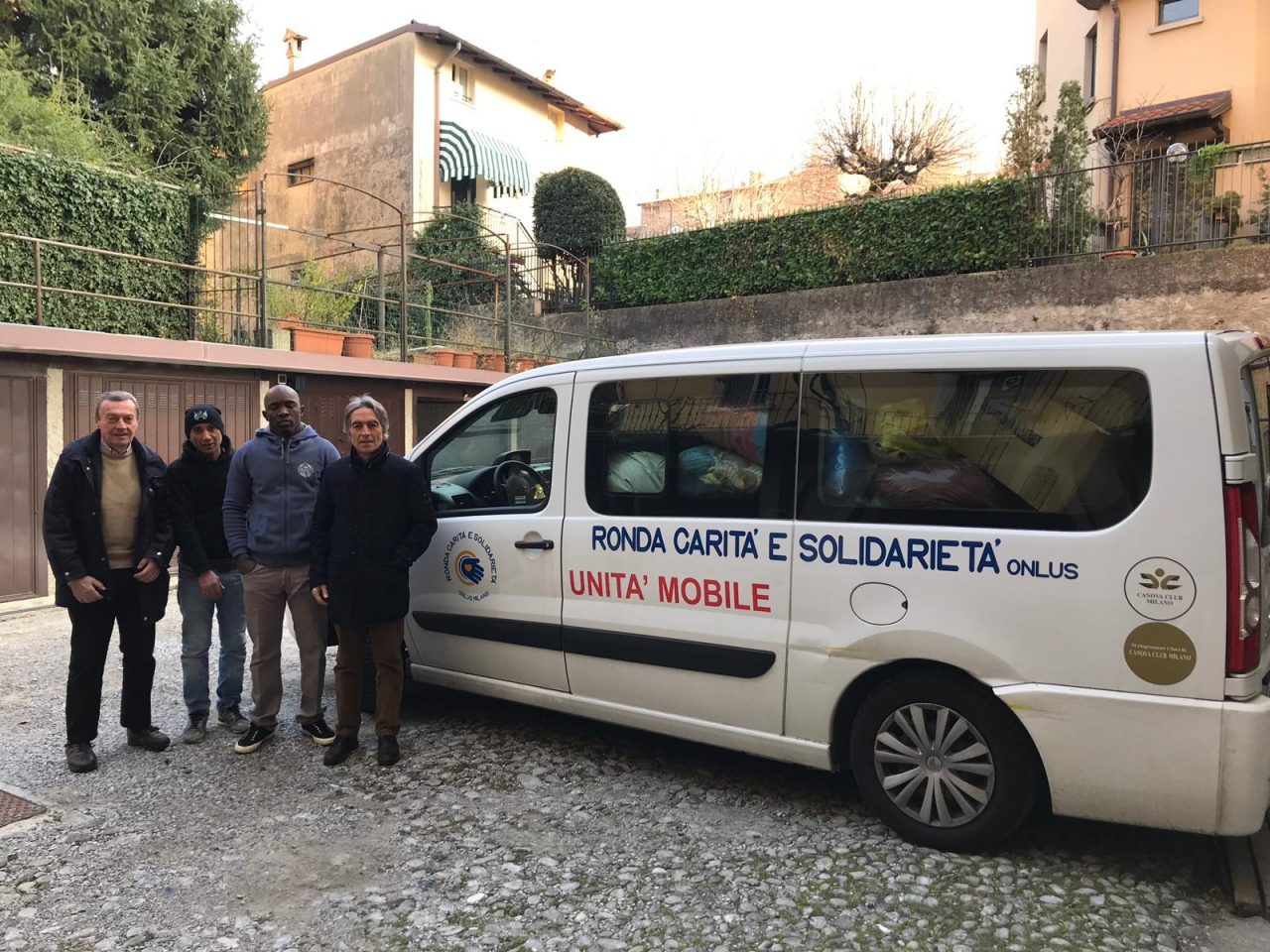 Solidarietà a Canzo: un furgone di giacche e coperte per i senzatetto