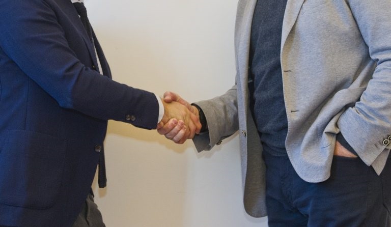 Questa “scandalosa” stretta di mano cambierà la città? Sentenza su ComoZero settimanale